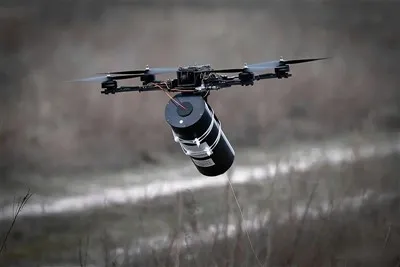 Dron sterowany światłowodem-